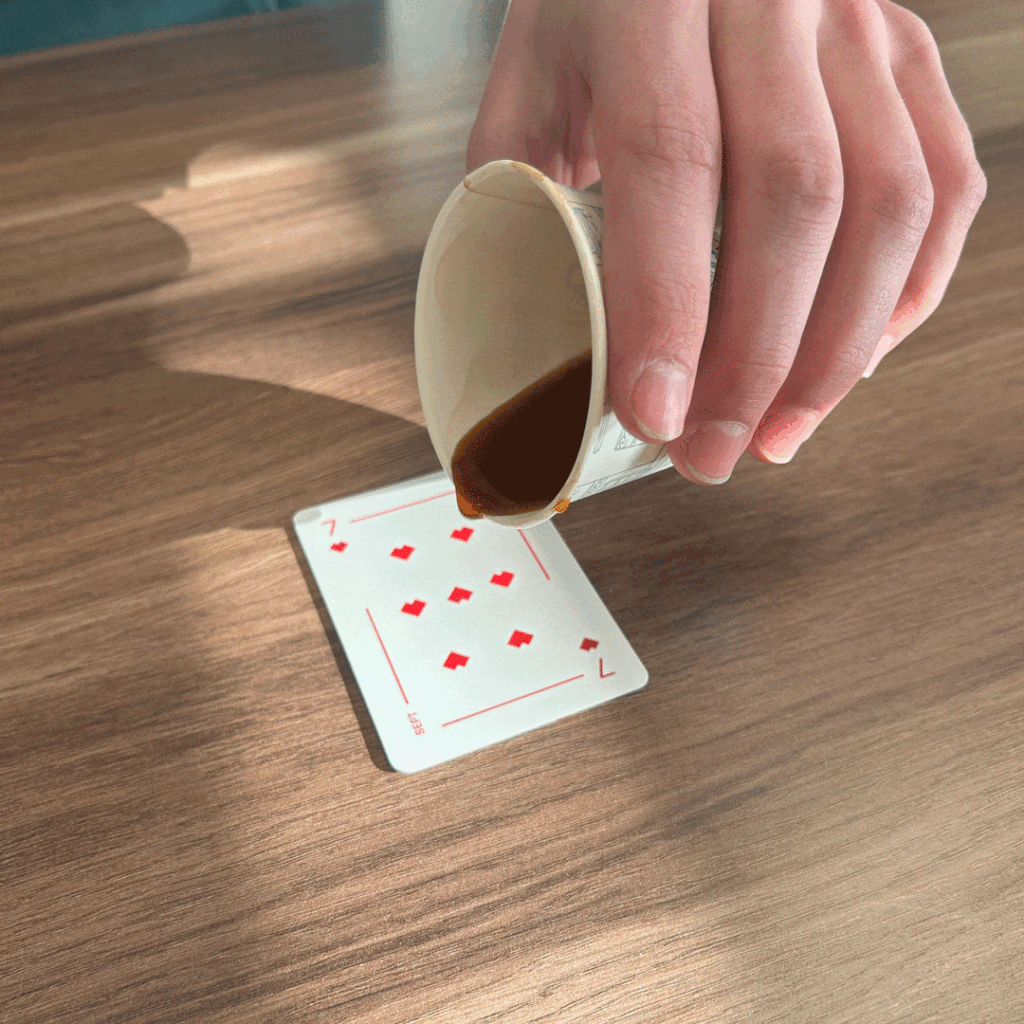 Omniscius, le jeu de cartes contre le café
