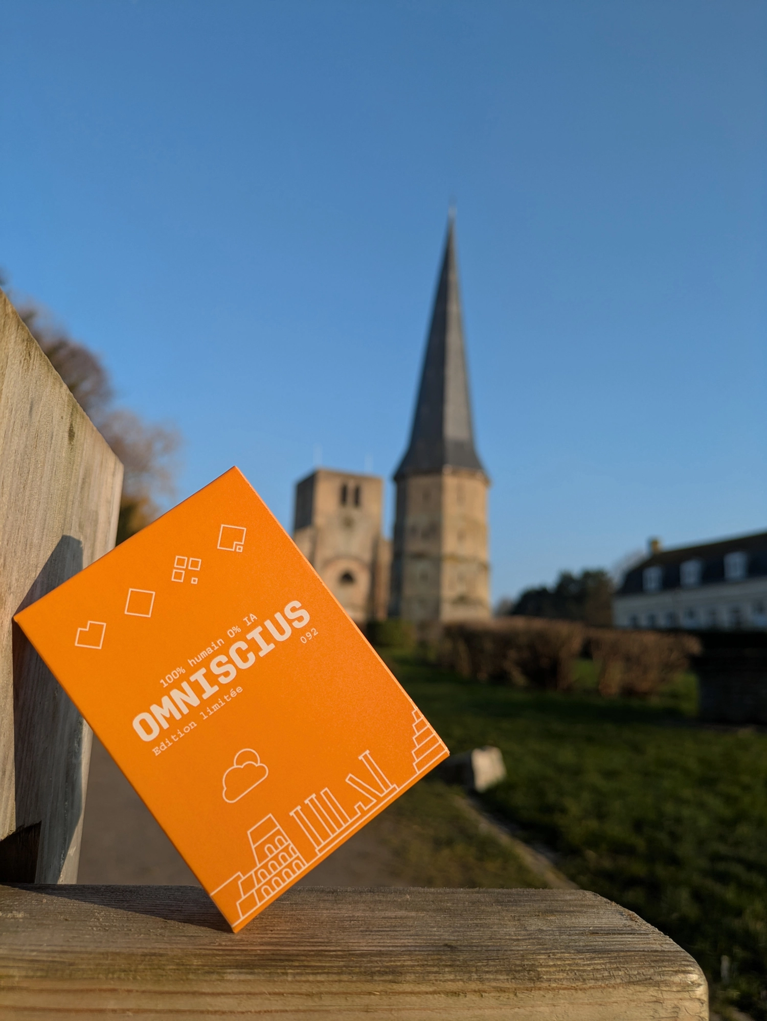 Jeu de 54 cartes Omniscius à Bergues, devant la Tour Carrée et la Tour Pointue