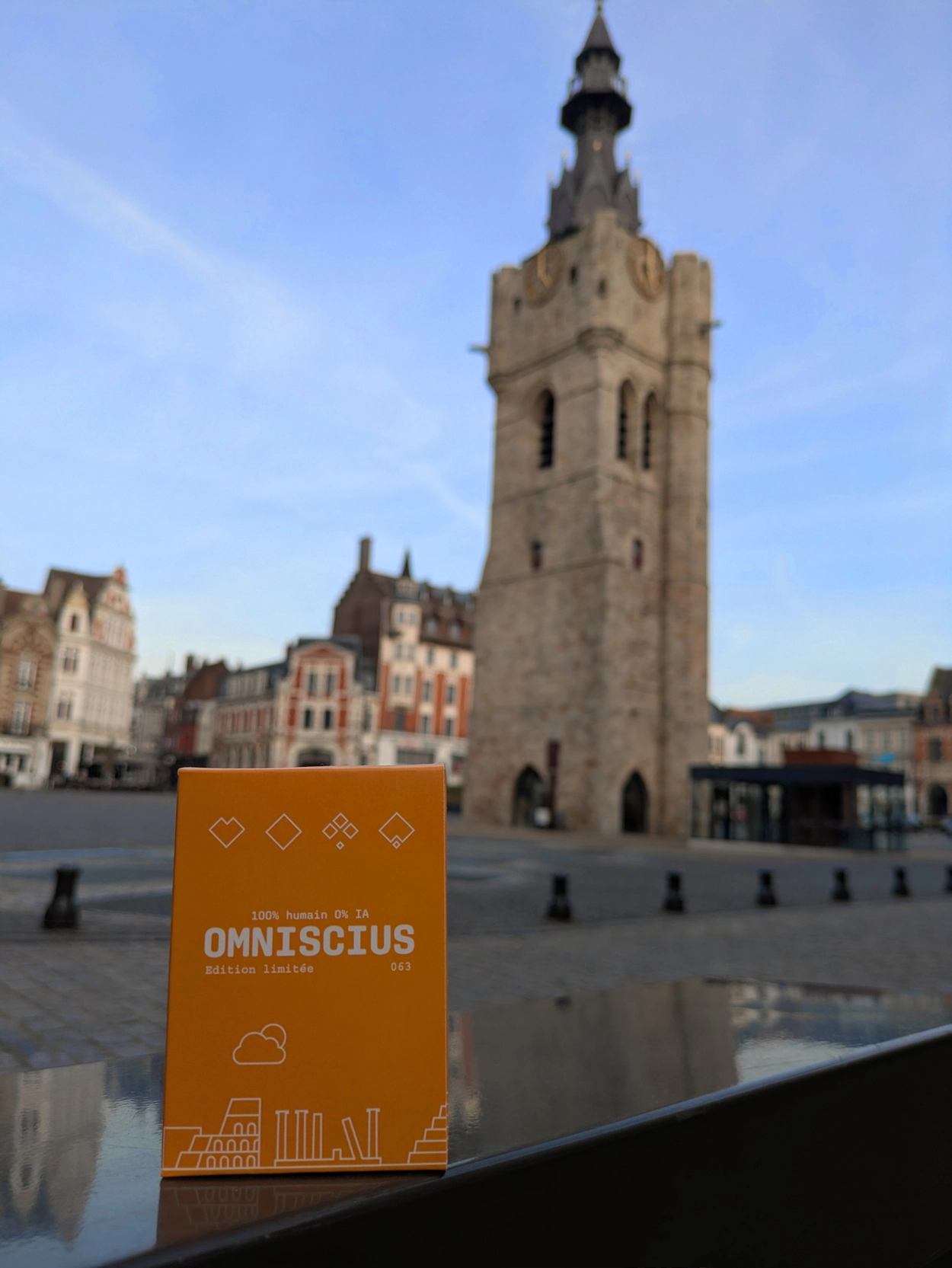 Jeu de 54 cartes Omniscius devant le beffroi de Béthune
